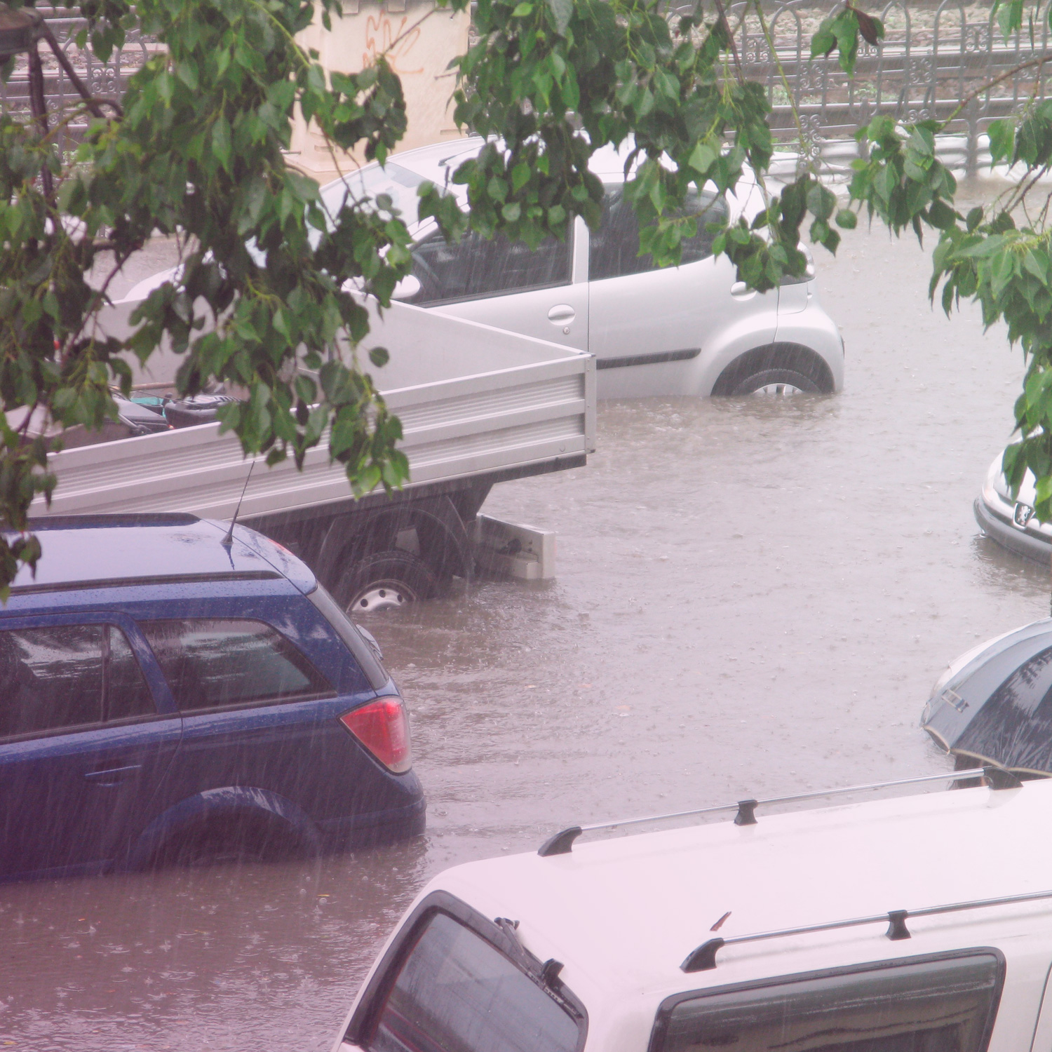 Cómo salir del coche si nos sorprende una inundación