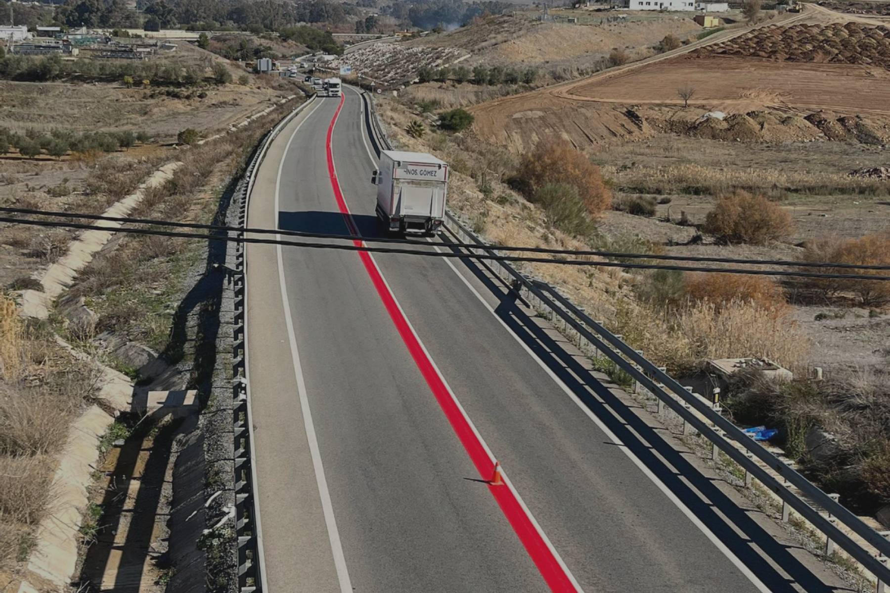 Tramos de carretera marcados con una línea roja