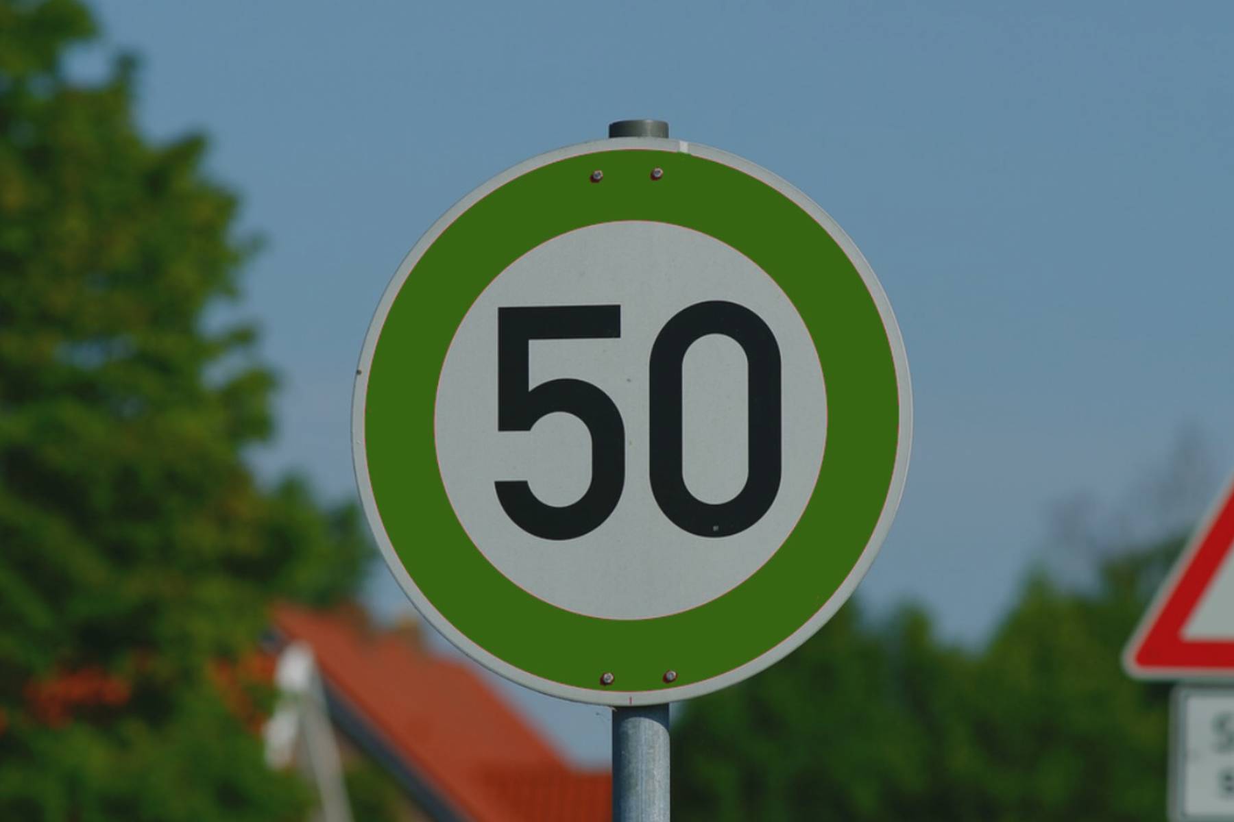 Señal de velocidad con el borde verde