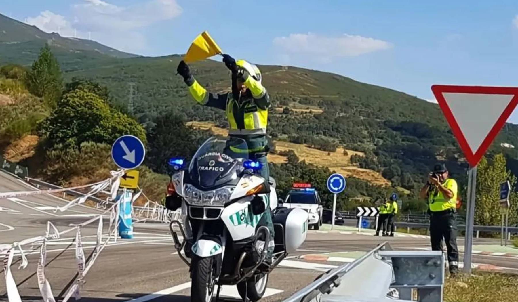 El banderín amarillo de la Guardia Civil