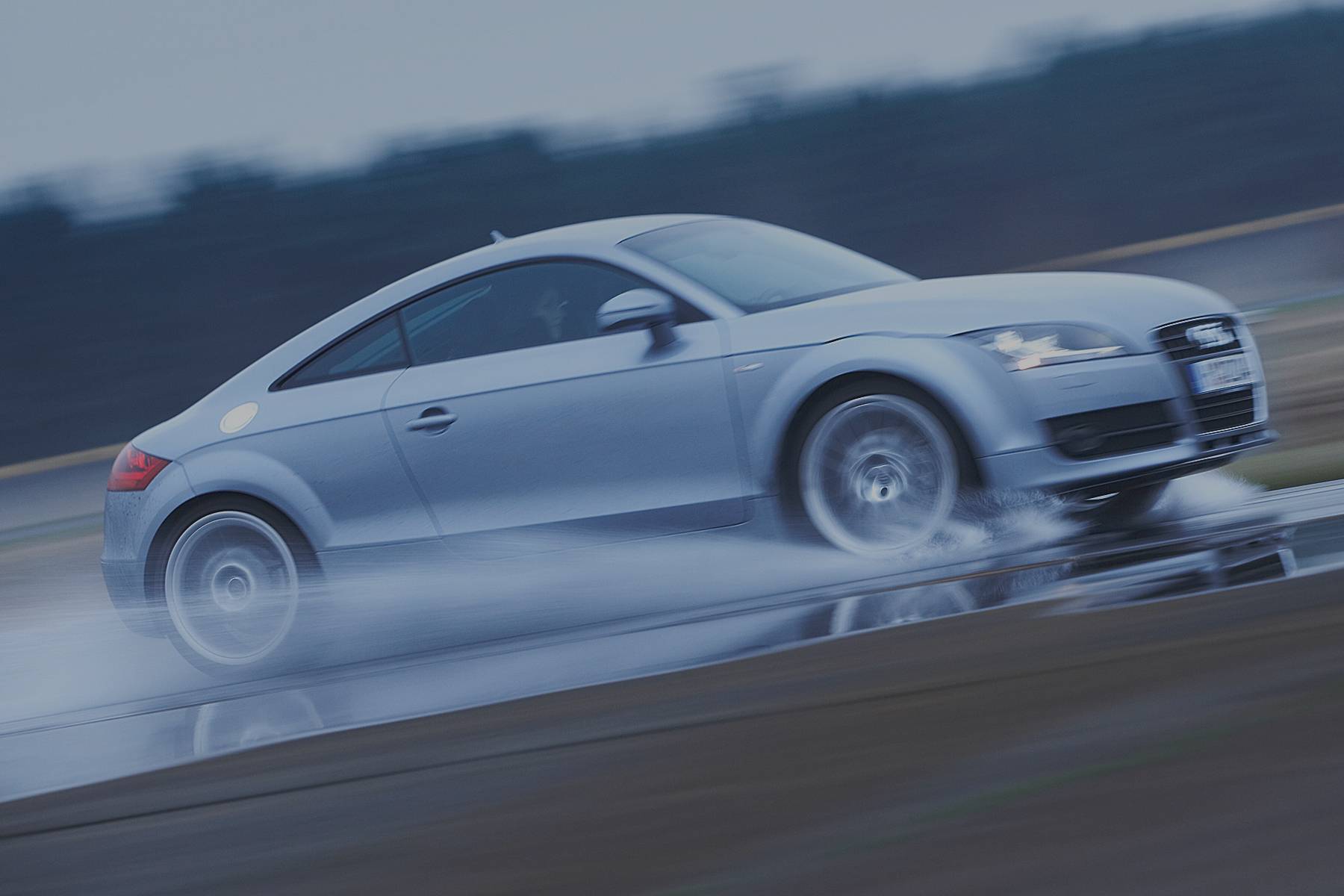 Cómo frenar bien cuando hay agua