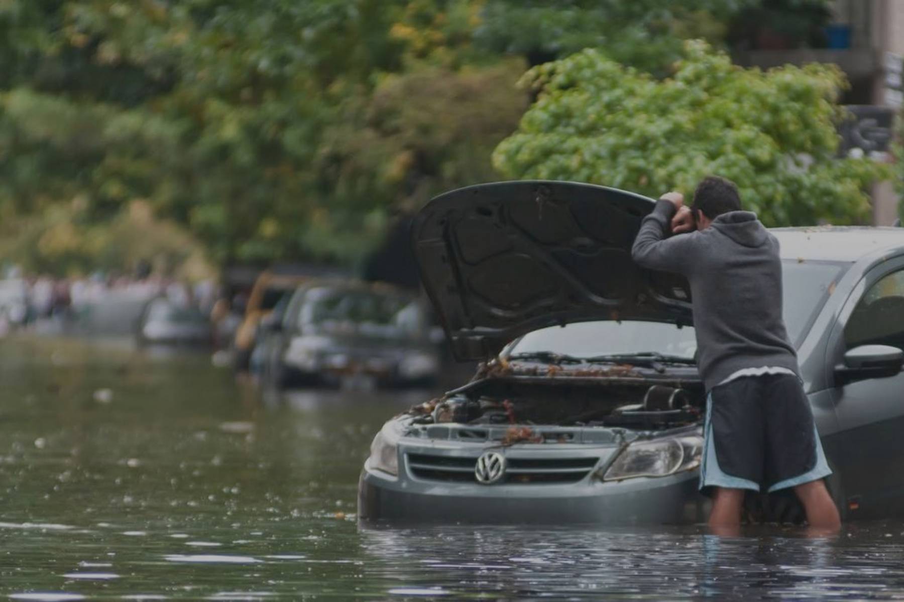 ¿Qué pasa si le entra agua al motor del coche?